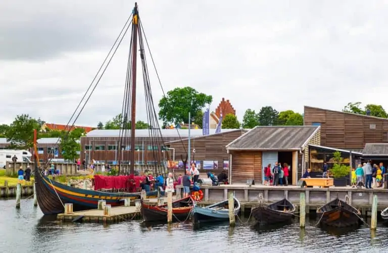 רוסקילדה, דנמרק: מרינה של סירות עתיקות ומבקרים מחוץ למוזיאון ספינות הוויקינג