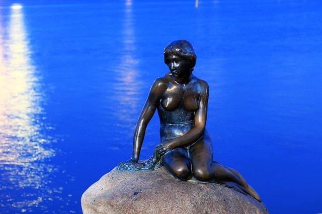 פסל בת הים הקטנה בקופנהגן