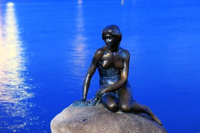 פסל בת הים הקטנה בקופנהגן