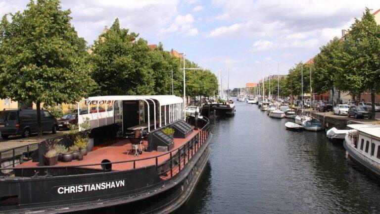 תעלת Christianshavn בקופנהגן עם סירות מגורים לאורך הרציף
