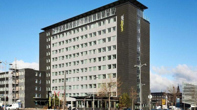 הבניין של Wakeup Copenhagen Bernstorffsgade ליד התחנה המרכזית בקופנהגן